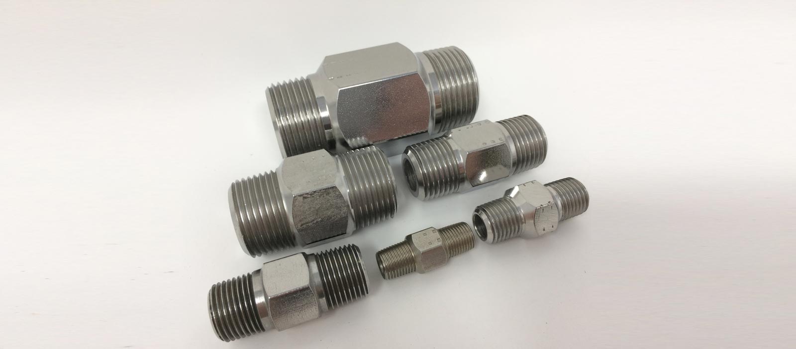 Stainless steel nipples join lances, pipe or hose.  Hex options for easy installations.